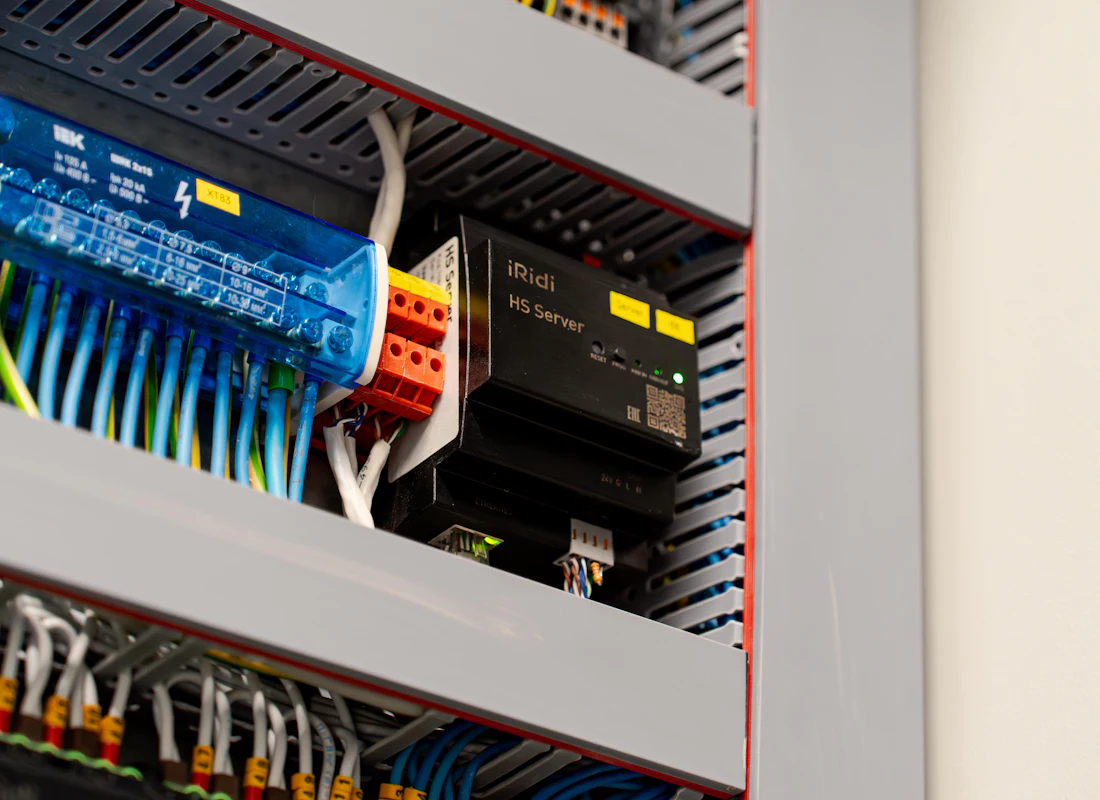 Rozvaděč s prvky elektroinstalace