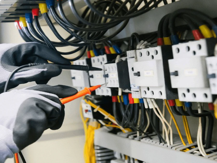 Měření a práce v elektrickém rozvaděči